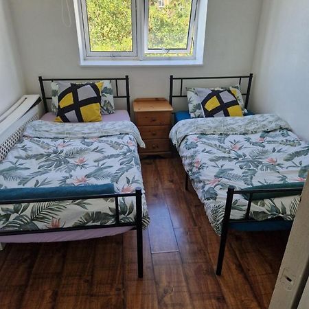 Twin Bed For Guests Apartment London Ngoại thất bức ảnh