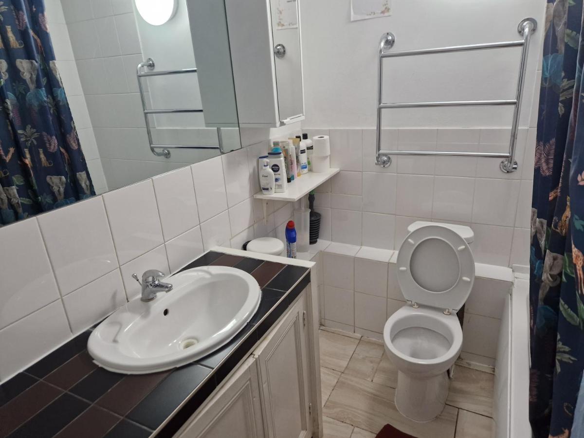 Twin Bed For Guests Apartment London Ngoại thất bức ảnh