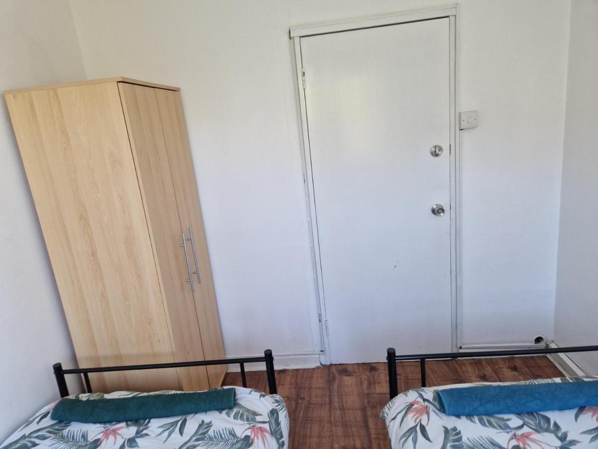 Twin Bed For Guests Apartment London Ngoại thất bức ảnh