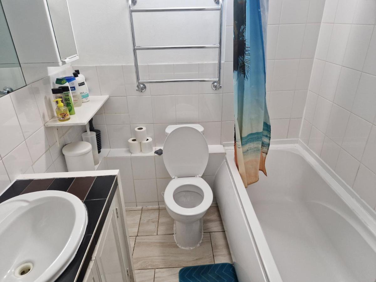 Twin Bed For Guests Apartment London Ngoại thất bức ảnh
