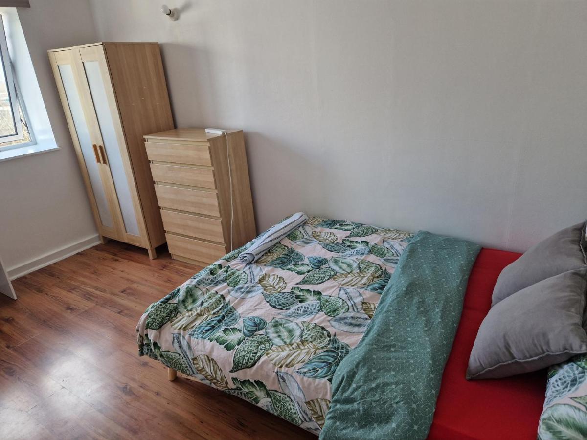 Twin Bed For Guests Apartment London Ngoại thất bức ảnh
