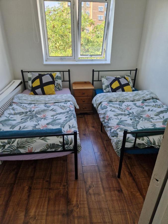 Twin Bed For Guests Apartment London Ngoại thất bức ảnh